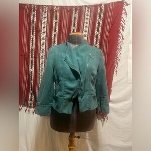Women’s Jean-like Jacket with collar and zipper accents
